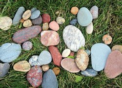 Kolorowe kamienie na trawie
