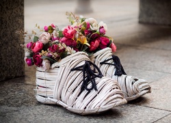 Kolorowe kwiaty w słomianych butach