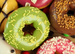Kolorowe lukrowane donuty z posypką