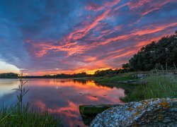 Jezioro, Zachód słońca, Kolorowe, Niebo, Drzewa, Kamień