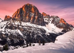 Kolorowe niebo nad górą Tofana di Rozes w Belluno zimową porą