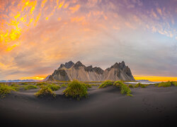 Kolorowe niebo nad górą Vestrahorn