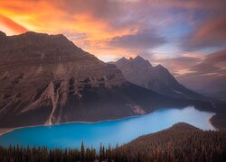 Kolorowe niebo nad górami Canadian Rockies i jeziorem Peyto Lake