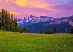 Kolorowe niebo nad górami w Parku Narodowym Mount Rainier