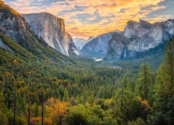 Kolorowe niebo nad górami w Parku Narodowym Yosemite