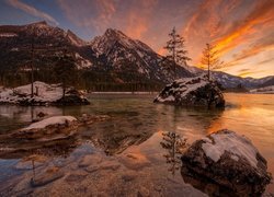 Kolorowe niebo nad jeziorem Hintersee w zimowej scenerii