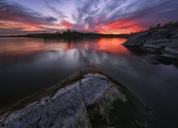 Kolorowe niebo nad jeziorem Ładoga