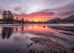 Stany Zjednoczone, Kolorado, Park Narodowy Gór Skalistych, Góry, Jezioro, Spraque Lake, Drzewa, Zachód słońca, Kolorowe, Niebo