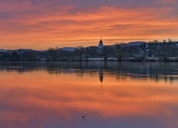 Kolorowe niebo nad kościołem i rzeką Mozela w Braunebergu