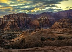 Kolorowe niebo nad Snow Canyon State Park w stanie Utah