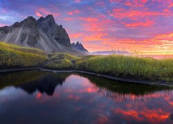 Góry, Vestrahorn, Kałuża, Różowe, Niebo, Zachód słońca, Trawa, Islandia