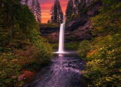 Stany Zjednoczone, Oregon, Park stanowy, Silver Falls State Park, Wodospad, South Falls, Drzewa, Zachód słońca, Skały