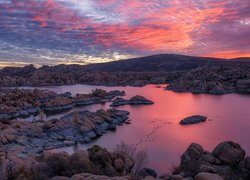 Kolorowe niebo wschodzącego słońca nad jeziorem Watson Lake w Arizonie