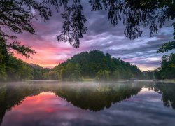 Jezioro Trakoscan, Las, Drzewa, Mgła, Zachód słońca, Chorwacja