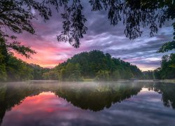 Jezioro Trakoscan, Las, Drzewa, Mgła, Zachód słońca, Chorwacja