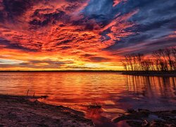 Kolorowe niebo zachodzącego słońca nad jeziorem Chatfield Lake