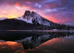 Kolorowe niebo zachodzącego słońca nad jeziorem Emerald Lake