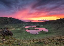 Kolorowe niebo zachodzącego słońca nad kraterem Corvo na Azorach