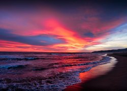Kolorowe niebo zachodzącego słońca nad morzem