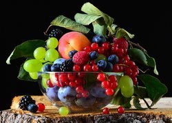 Kolorowe owoce w szklanej misce