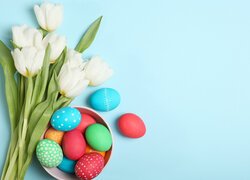 Wielkanoc, Białe, Tulipany, Bukiet, Kolorowe, Pisanki, Niebieskie tło