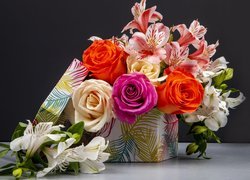 Kolorowe róże i alstremerie w pudełku