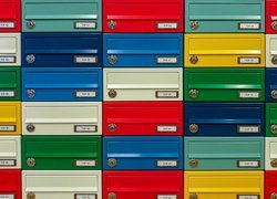 Kolorowe skrzynki pocztowe