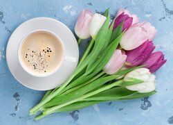 Kolorowe tulipany obok filiżanki z kawą