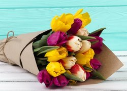 Kolorowe tulipany owinięte papierem