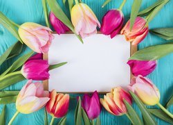 Kolorowe tulipany ułożone wokół kartki