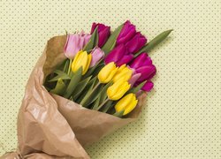 Kolorowe tulipany w papierze