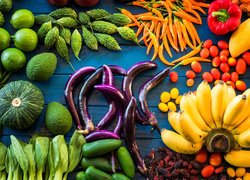 Kolorowe warzywa i owoce na deskach