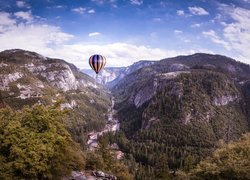 Kolorowy balon nad Parkiem Narodowym Yosemite w Kalifornii