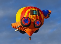 Kolorowy balon w kształcie ślimaka na niebie