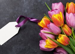 Kolorowy bukiet tulipanów z zawieszką