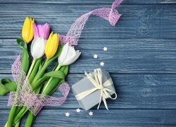 Kolorowy bukiet tulipanów ze wstążką i z prezentem