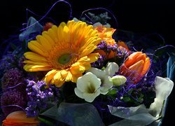 Kolorowy bukiet z różnych kwiatów