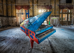 Kolorowy fortepian w zniszczonym wnętrzu