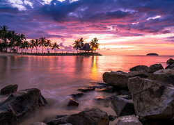 Kolorowy zachód słońca nad morzem w tropikach