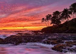 Kolorowy zachód słońca nad wyspą Maui na Hawajach