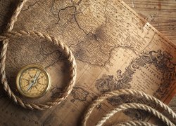 Kompas i sznur na mapie