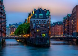 Kompleks budynków Speicherstadt wzdłuż kanału w Hamburgu