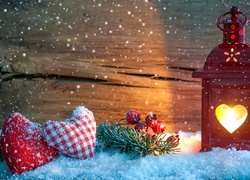 Kompozycja bożonarodzeniowa z lampionem na śniegu