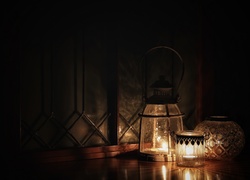 Kompozycja dekoracyjnych lampionów w ciemnościach