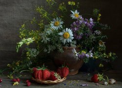 Kompozycja kwiatowa z truskawkami