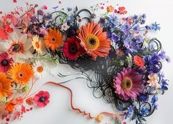 Kompozycja z gerber i kolorowych kwiatów