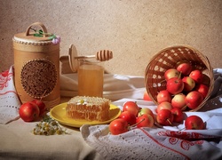 Kompozycja z jabłkami w koszyku i miodem