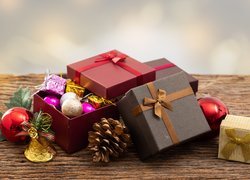 Kompozycja z świątecznymi prezentami i ozdobami