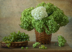 Kompozycja z winogron i hortensji w koszykach