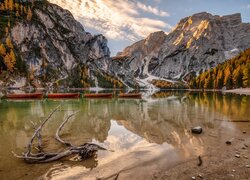 Konar na brzegu i łódki na jeziorze Pragser Wildsee